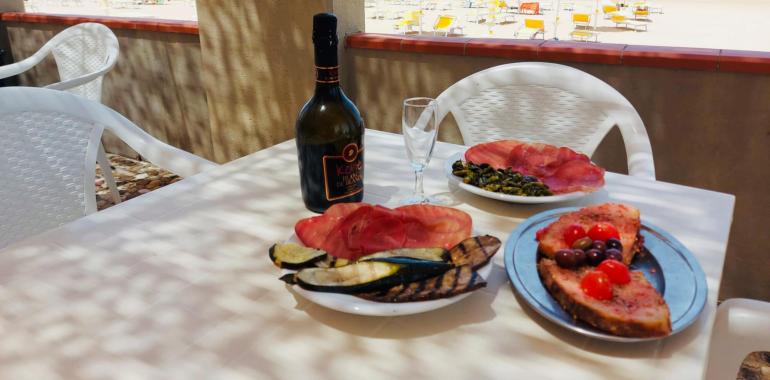 Pranzo estivo al mare con vino e antipasti.